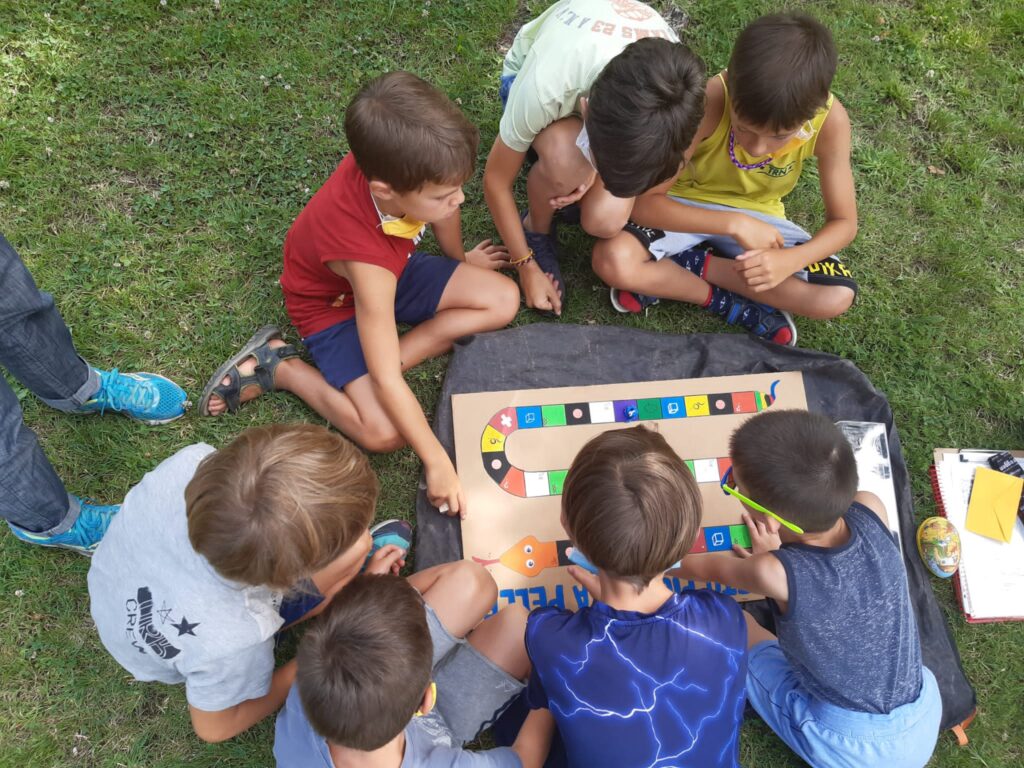 The homemade snake game: “Snakes and Ladders” never goes out of fashion –  Coexistence